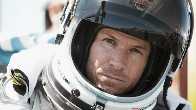 Fanii îşi iau rămas bun de la Felix Baumgartner. Pe sicriu, o cască neagră, alături de o paraşută / Ce scrie presa despre înmormântare