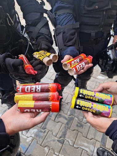 Zeci de suporteri israelieni, veniţi la partida dintre Beitar Ierusalim şi FK Sutjeska Niksic, care se desfăşoară la Ploieşti, prinşi cu materiale pirotehnice şi substanţe posibil interzise