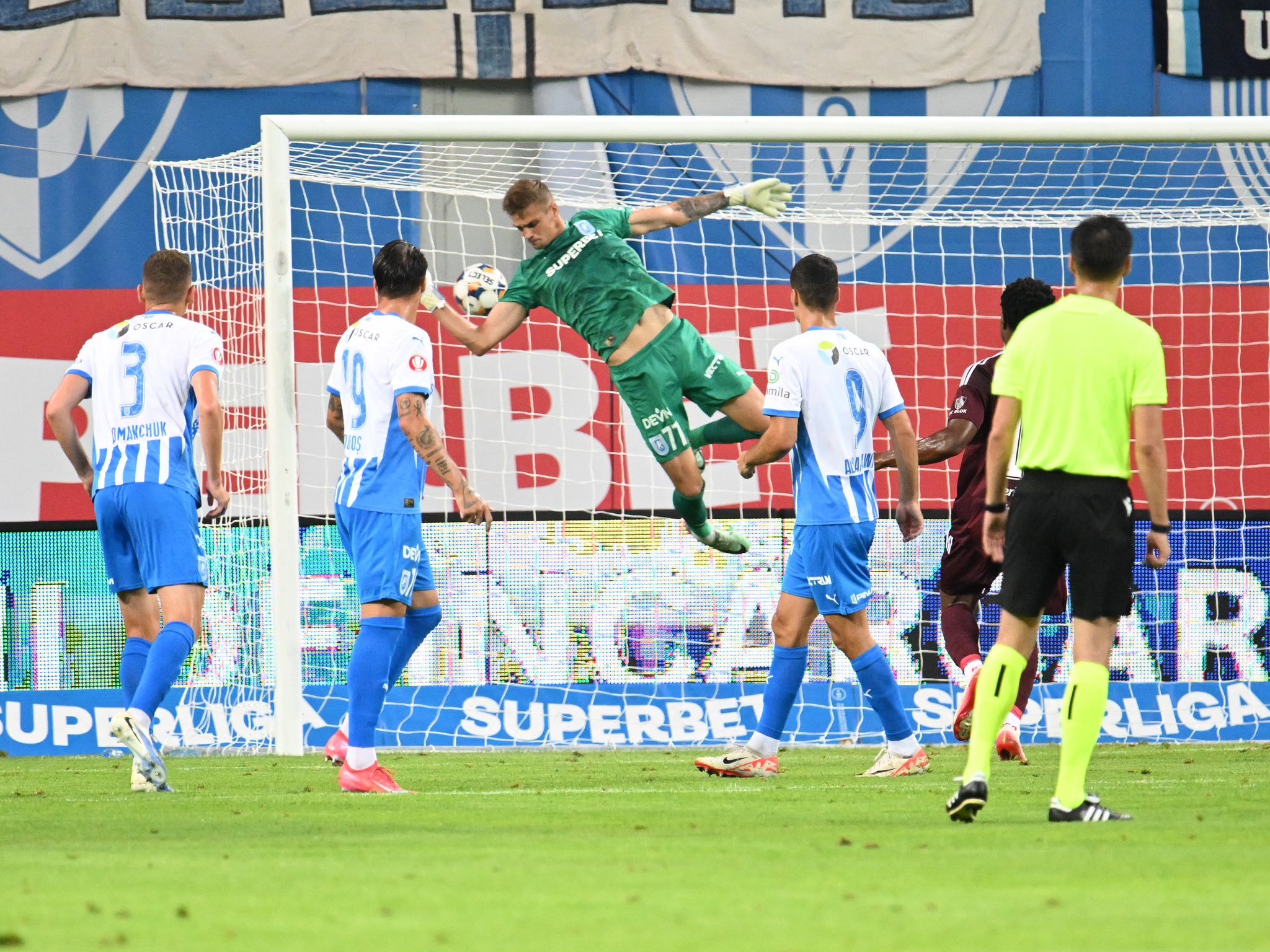 Conference League: Universitatea Craiova s-a calificat în turul trei preliminar, după 4-0 cu FK Sarajevo, cu hat-trick Al Hamlawi. Echipa olteană a revenit după ce în confruntarea tur pierduse cu 1-2