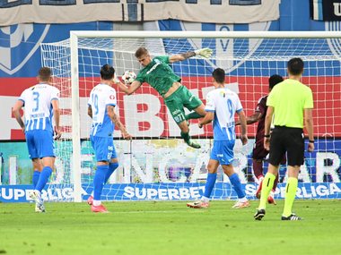 Conference League: Universitatea Craiova s-a calificat în turul trei preliminar, după 4-0 cu FK Sarajevo, cu hat-trick Al Hamlawi. Echipa olteană a revenit după ce în confruntarea tur pierduse cu 1-2