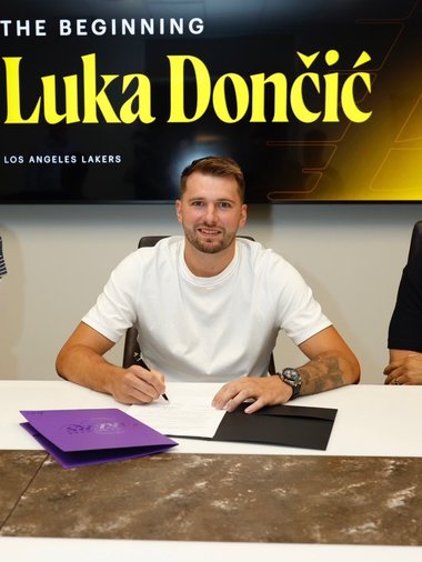 NBA: Luka Doncic şi-a prelungit contractul cu Los Angeles Lakers pe trei sezoane