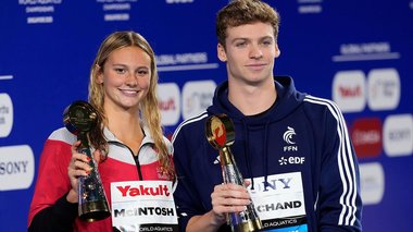 Mondialele de înot din Singapore: Summer McIntosh şi Léon Marchand, aleşi cei mai buni sportivi ai competiţiei / David Popovici, care a câştigat două medalii de aur, revine în această seară în ţară