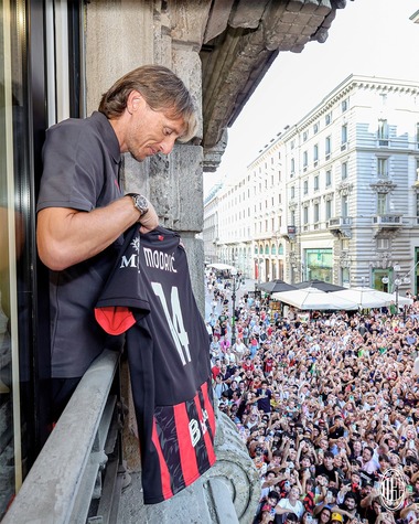 Luka Modric a fost prezentat la AC Milan: Sunt foarte competitiv şi vreau să transmit asta echipei. Obiectivul minim este calificarea în Liga Campionilor