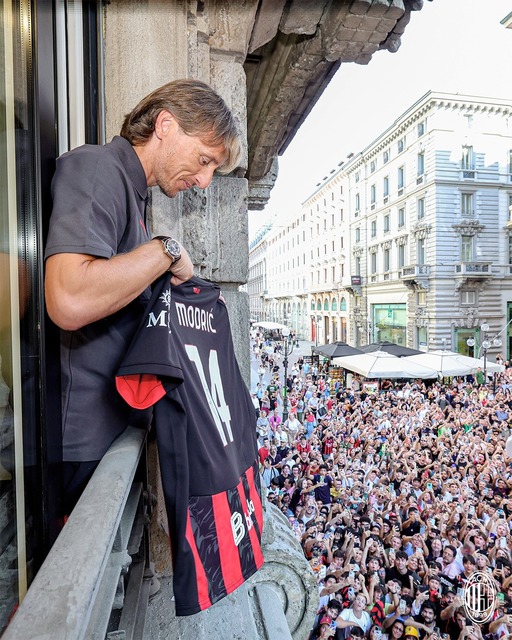 Luka Modric a fost prezentat la AC Milan: Sunt foarte competitiv şi vreau să transmit asta echipei. Obiectivul minim este calificarea în Liga Campionilor