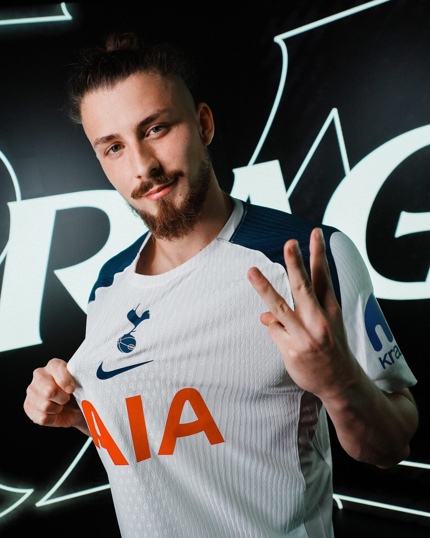 Radu Drăguşin va purta tricoul cu numărul 3 la Tottenham, acelaşi număr ca la naţionala României - FOTO, VIDEO
