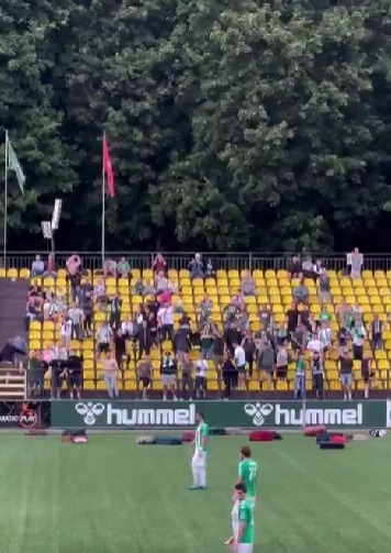 Lituania: Fanii echipei FK Zalgiris au aruncat valize pe teren pentru a cere plecarea antrenorului lor - VIDEO