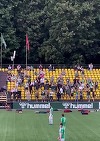 Lituania: Fanii echipei FK Zalgiris au aruncat valize pe teren pentru a cere plecarea antrenorului lor - VIDEO