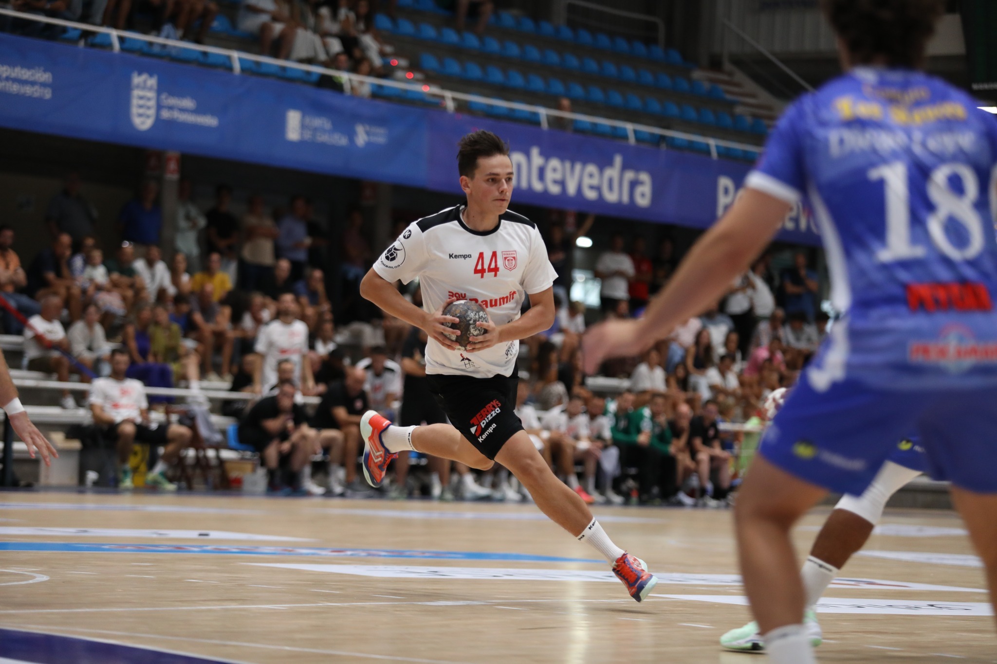 Handbal masculin: Dinamo Bucureşti câştigă turneul spaniol InterPontes, după finala cu Sporting CP, prima adversară din Liga Campionilor