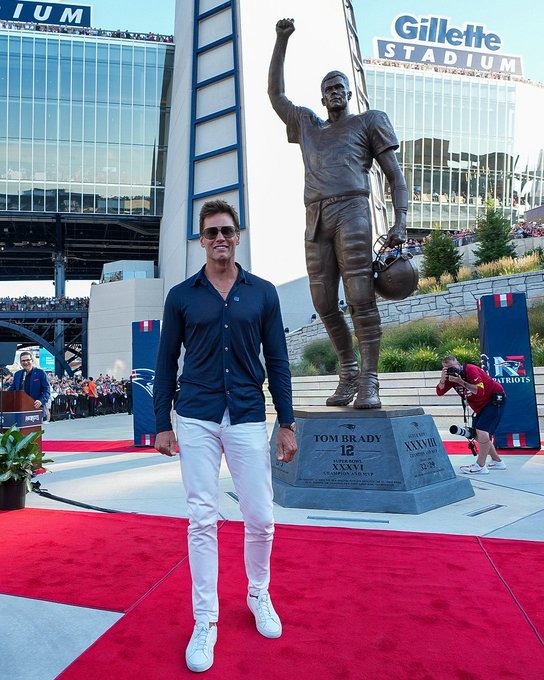 Fotbal american: New England Patriots a dezvăluit o statuie uriaşă a lui Tom Brady în faţa stadionului Gillette din Foxborough