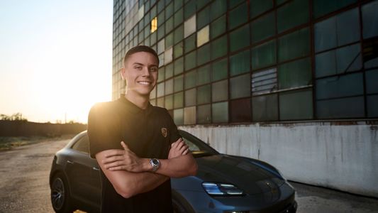 “În apă măsor secundele. Pe şosea, măsor zâmbetele”. David Popovici a devenit primul Friend of the Brand Porsche din România