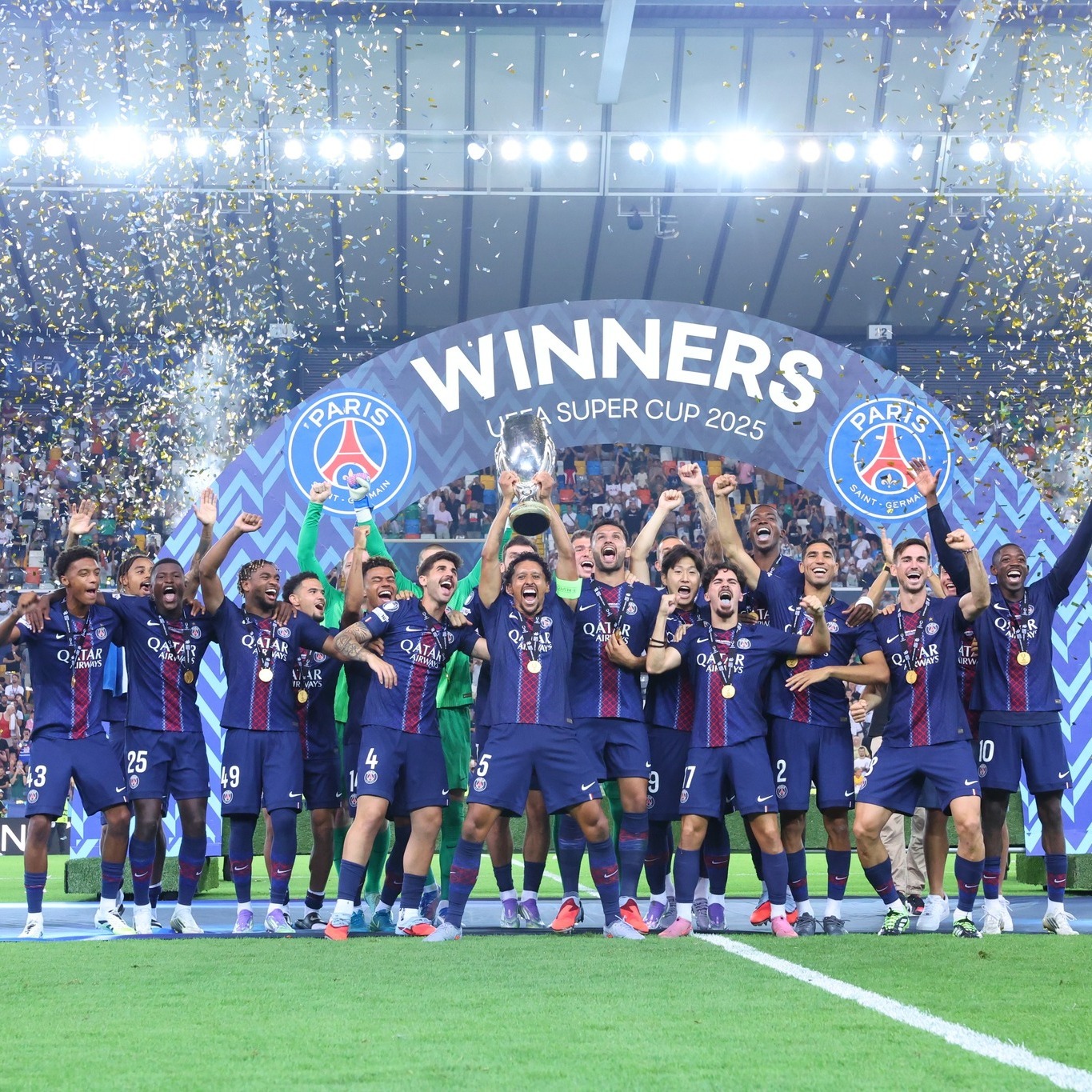 PSG, prima echipă franceză câştigătoare a Supercupei Europei. Dembele, ales jucătorul meciului de la Udine / Supercampionii au primit trofeul