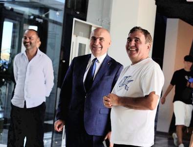 Premierul Ilie Bolojan a vizitat Baza Sportivă a clubului Farul şi a Academiei Hagi. Mesajul lui Gheorghe Hagi