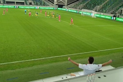 Rayo Vallecano a avut joi un singur suporter în tribună la meciul cu Neman Grodno. Fanul respectiv a rămas doar 20 de minute, el ajungând la spital după ce a căzut în tribună şi s-a rănit
