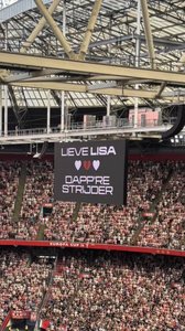 Ţările de Jos: Omagiu pentru Lisa, o tânără ucisă la doar 17 ani, la meciul Ajax Amsterdam - Heracles - VIDEO