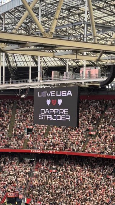 Ţările de Jos: Omagiu pentru Lisa, o tânără ucisă la doar 17 ani, la meciul Ajax Amsterdam - Heracles - VIDEO