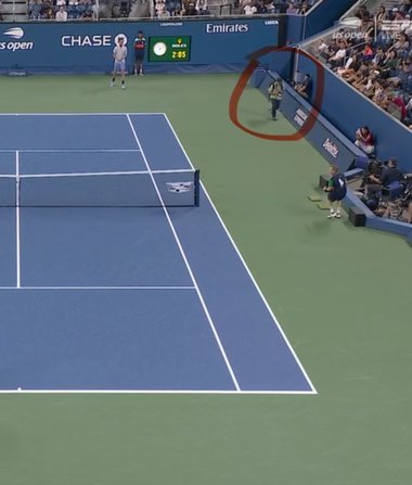 Daniil Medvedev nu este supărat pe fotograful care a intrat pe teren în timpul meciului cu Bonzi. Fotograful a rămas fără acreditare la US Open - VIDEO