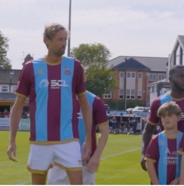 Fotbal: Peter Crouch s-a numărat printre copiii care îi însoţesc pe jucători pe teren, la un meci din liga a 7-a engleză - VIDEO