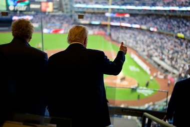 Donald Trump, la un meci al echipei New York Yankees de 9/11. El a fost primit de public cu aplauze şi huiduieli - VIDEO