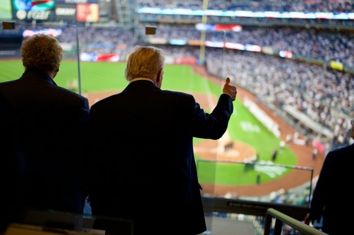 Donald Trump, la un meci al echipei New York Yankees de 9/11. El a fost primit de public cu aplauze şi huiduieli - VIDEO