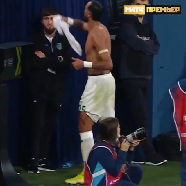 Scenă stânjenitoare la un meci din Rusia: Un jucător i-a oferit tricoul unui suporter, iar apoi l-a luat înapoi – VIDEO