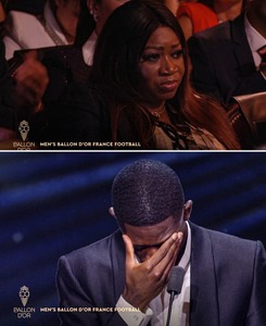 Ousmane Dembele, extrem de emoţionat la primirea Balonului de Aur: Nu aveam de gând să plâng / Mama sa a urcat pe scenă - VIDEO