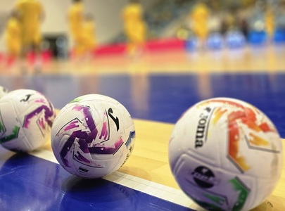 Incidente la meciul de futsal România – Ungaria. Joc întrerupt după ce suporteri au pătruns pe parchet. Au intervenit jandarmii / Sancţiunile dictate
