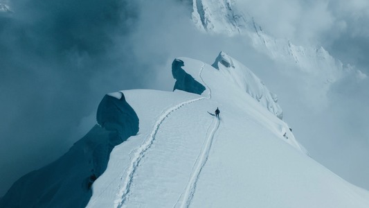 Polonezul Bargiel, primul om care a coborât pe schiuri de pe Everest fără oxigen suplimentar - VIDEO