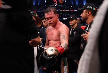 Box: Canelo Alvarez va fi indisponibil până cel puţin la jumătatea anului 2026, după o operaţie la cot
