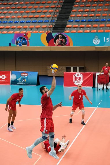 Volei masculin: Dinamo Bucureşti - IBB Spor Kulübü, scor 3-2, la turneu amical în Turcia