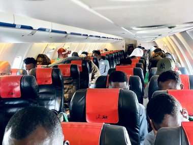 Avionul care transporta echipa naţională a Nigeriei, nevoit să aterizeze de urgenţă după ce parbrizul cabinei de pilotaj s-a fisurat