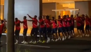 Reacţie neaşteptată a jucătorilor naţionalei din Surinam după ce suporterii selecţionatei din Panama au făcut gălăgie în faţa hotelului - VIDEO