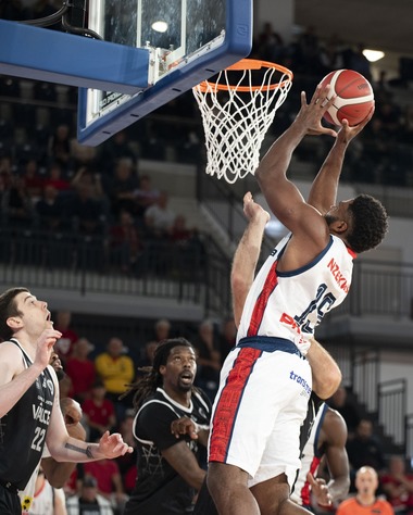 Baschet masculin: CSM Oradea, victorie, Corona Braşov şi CS Vâlcea, eşecuri, la debutul în grupele FIBA Europe Cup