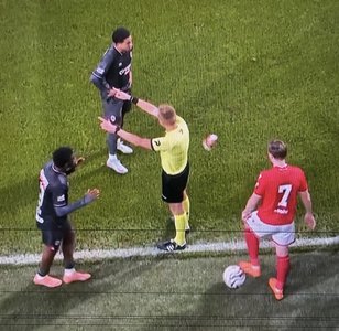Meciul dintre Standard Liège şi Rowal Antwerp, oprit după ce asupra arbitrului s-a aruncat cu un pahar de carton - VIDEO