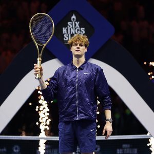 Jannik Sinner a câştigat turneul demonstrativ Six Kings Slam. El a primit şase milioane de dolari şi o rachetă de tenis din aur - VIDEO