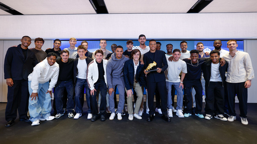 Fotbal: O ceremonie formală şi un „moment semnificativ”: Kylian Mbappe a primit Gheata de Aur în faţa întregului lot al lui Real Madrid