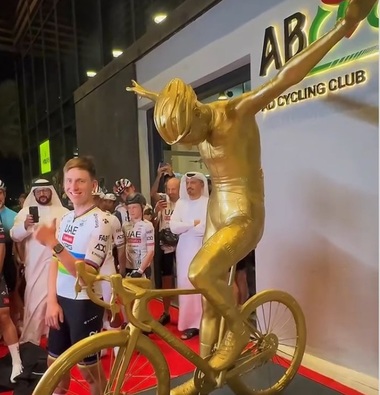 UAE Emirates-XRG i-a făcut statuie lui Tadej Pogacar în Emiratele Arabe Unite