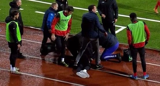 Tragedie în fotbalul european: un antrenor a murit după ce i s-a făcut rău în timpul unui meci de prim eşalon