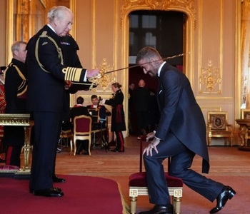 David Beckham a fost înnobilat pentru serviciile aduse sportului şi cauzelor caritabile. Starul britanic a primit titlul de cavaler - VIDEO