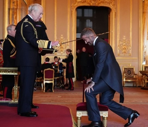 David Beckham a fost înnobilat pentru serviciile aduse sportului şi cauzelor caritabile. Starul britanic a primit titlul de cavaler - VIDEO
