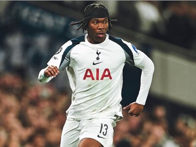 Unul dintre colegii lui Radu Drăguşin la Tottenham a fost ameninţat cu o armă de foc de către un agent / Mesajul clubului