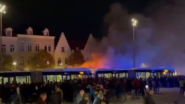 Liga Campionilor: Suporterii echipei FC Barcelona au aprins fumigene şi au incendiat un autobuz la Bruges / Un bărbat a fost arestat
