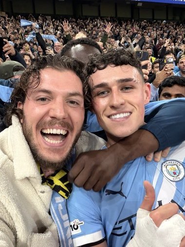Manchester City: Phil Foden a făcut un selfie cu un fan din tribune după ce a marcat primul gol al meciului cu Borussia Dortmund