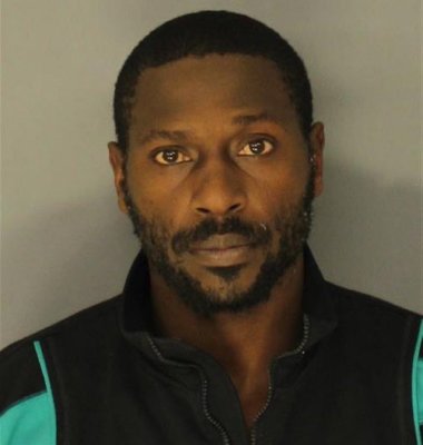 NFL: Căutat de poliţia din Miami de câteva luni pentru tentativă de omor, Antonio Brown a fost arestat în Dubai şi extrădat în SUA