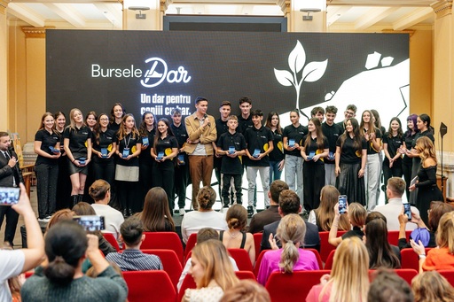 David Popovici şi membri ai lotului naţional de canotaj au premiat 35 de tineri excepţionali la Gala Burselor DAR
