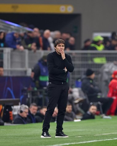 Preşedintele clubului Napoli îşi reafirmă sprijinul faţă de antrenorul Antonio Conte: Sunt mândru să îl am alături de mine