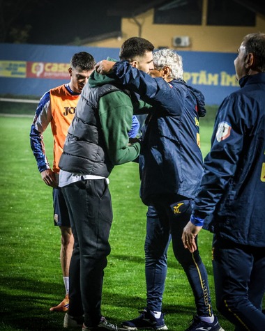 Mihai Popescu, aflat în perioada de recuperare după accidentarea gravă suferită în meciul cu Austria, i-a vizitat pe tricolori la Mogoşoaia - FOTO