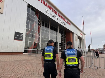 Interdicţii pe trei ani pentru suporteri ai echipei Portsmouth care s-au dat drept stewarzi pentru a asista la un derbi 