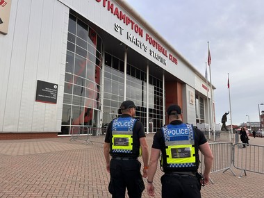 Interdicţii pe trei ani pentru suporteri ai echipei Portsmouth care s-au dat drept stewarzi pentru a asista la un derbi 