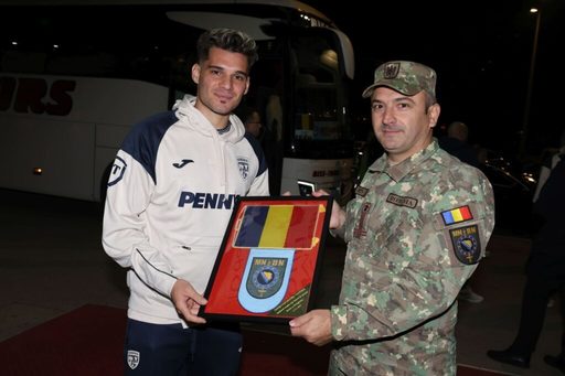Vizită surpriză pentru tricolori la Zenica. Comandantul batalionului multinaţional EUFOR i-a oferit lui Ianis Hagi drapelul României - FOTO, VIDEO