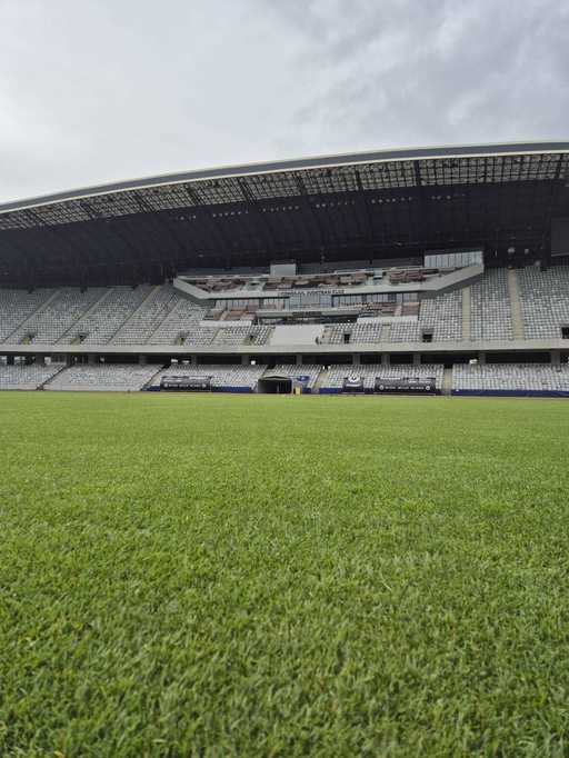 
Cluj Arena beneficiază de un gazon nou, hibrid, similar celor de pe marile stadioane ale Europei  